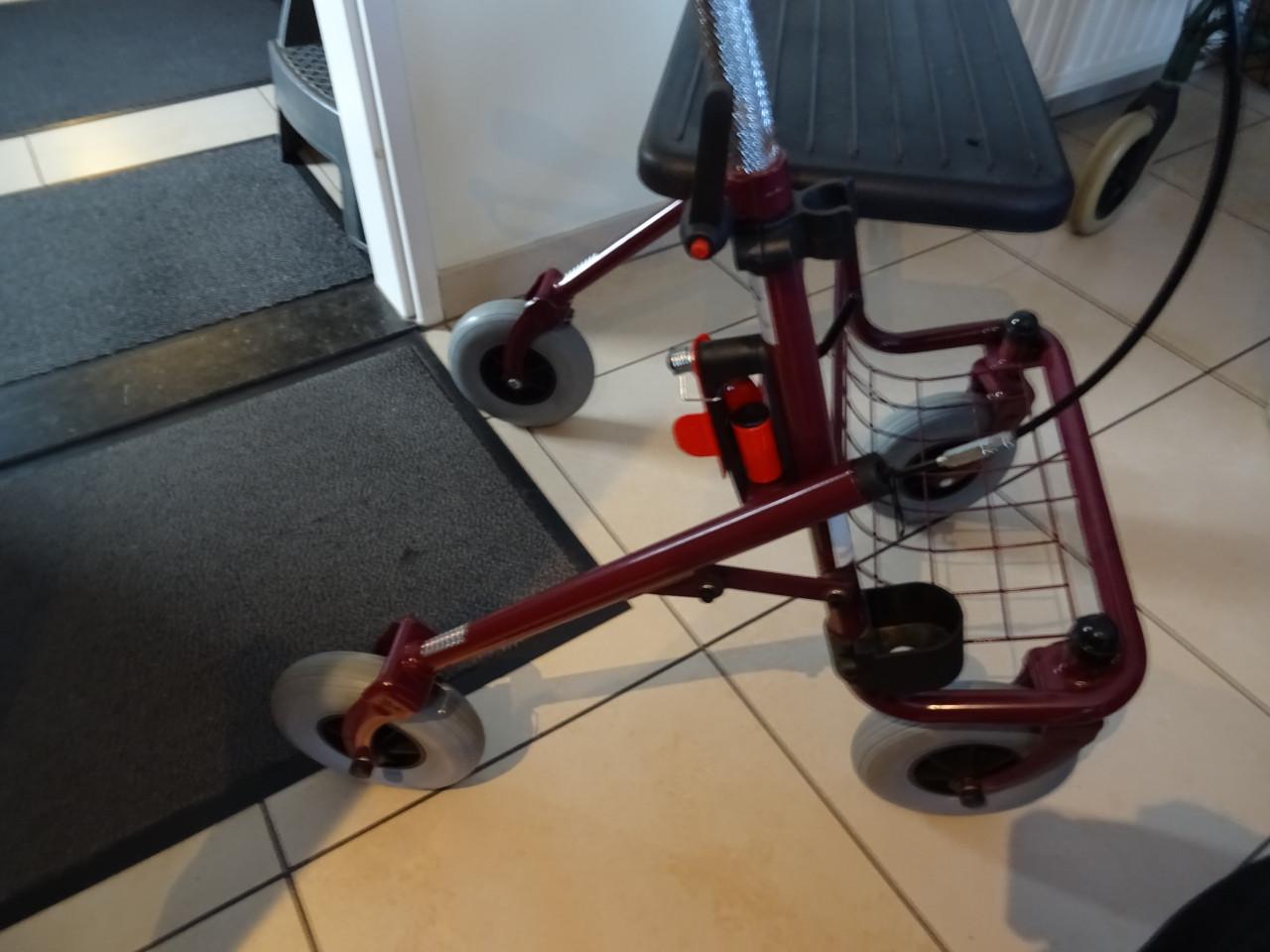 Te koop nog nieuwe rollator zie foto s een paar keer gebruikt ! op vouwbaar