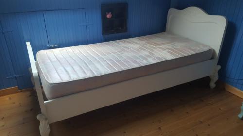Mooi brocant bed incl. electrische lattenbodem en matras