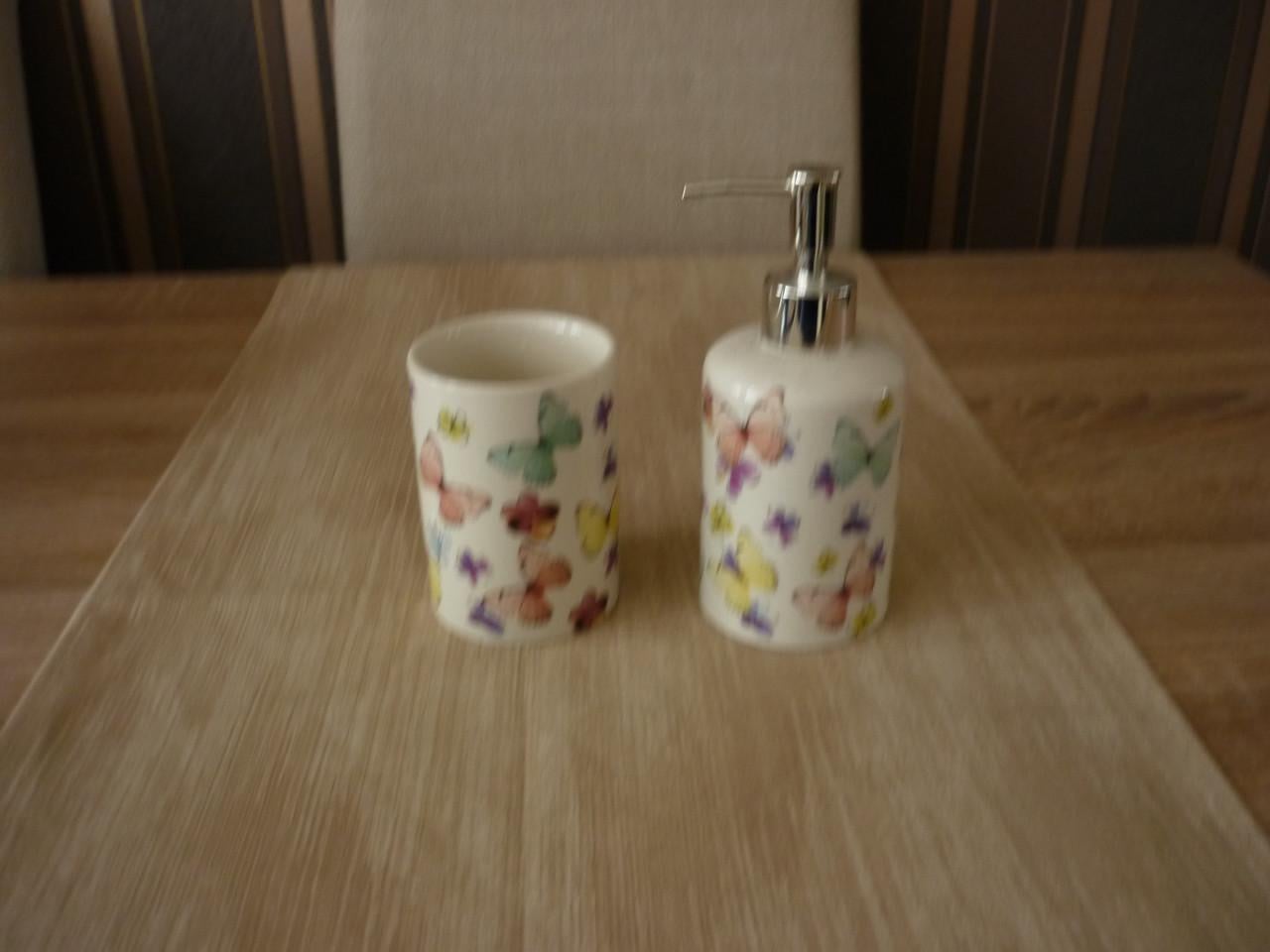 BEKER EN ZEEPPOMPJE