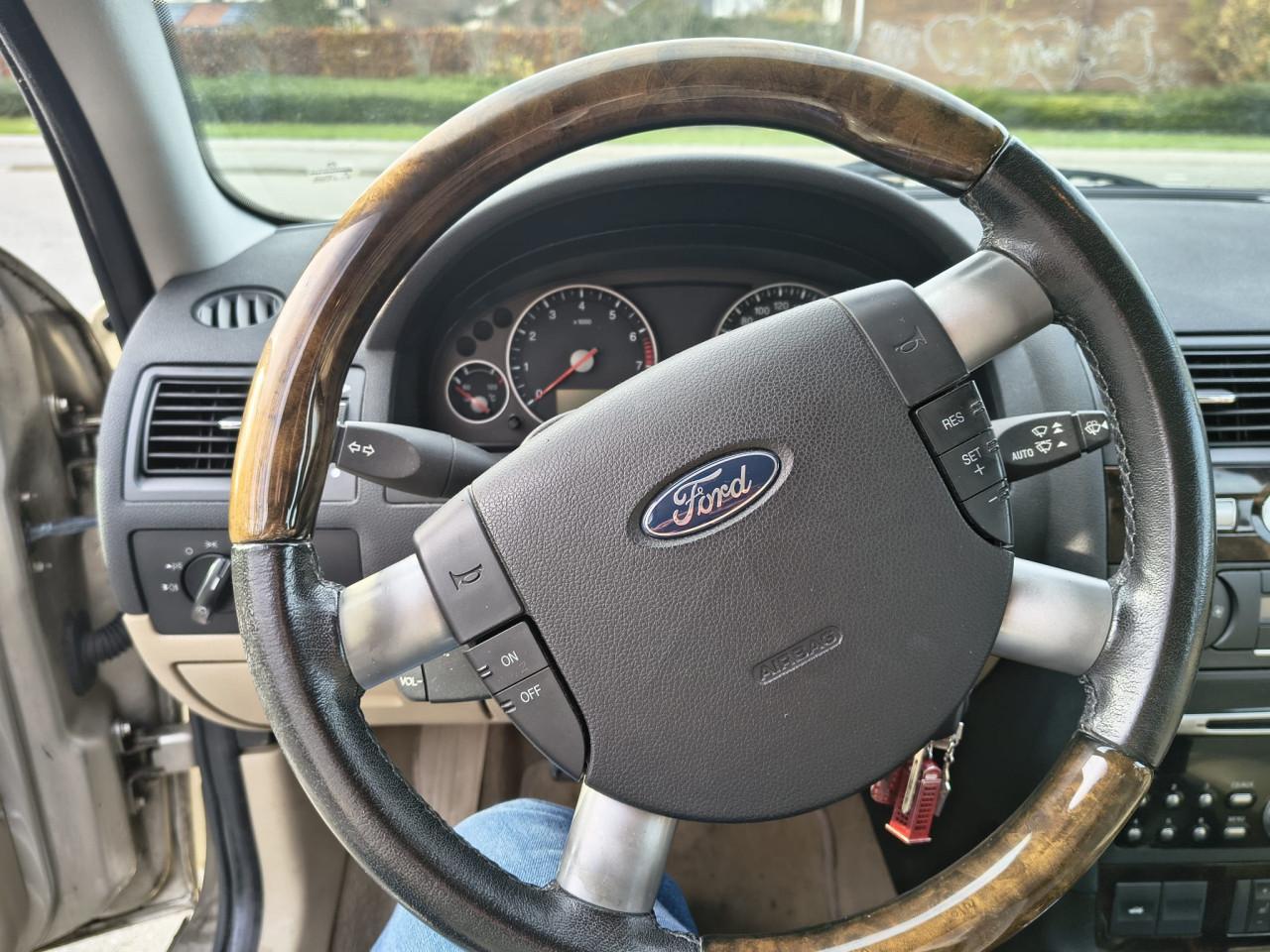 Ford Mondeo (2004), 2.0 liter, 5-deurs Ghia, handgeschakeld