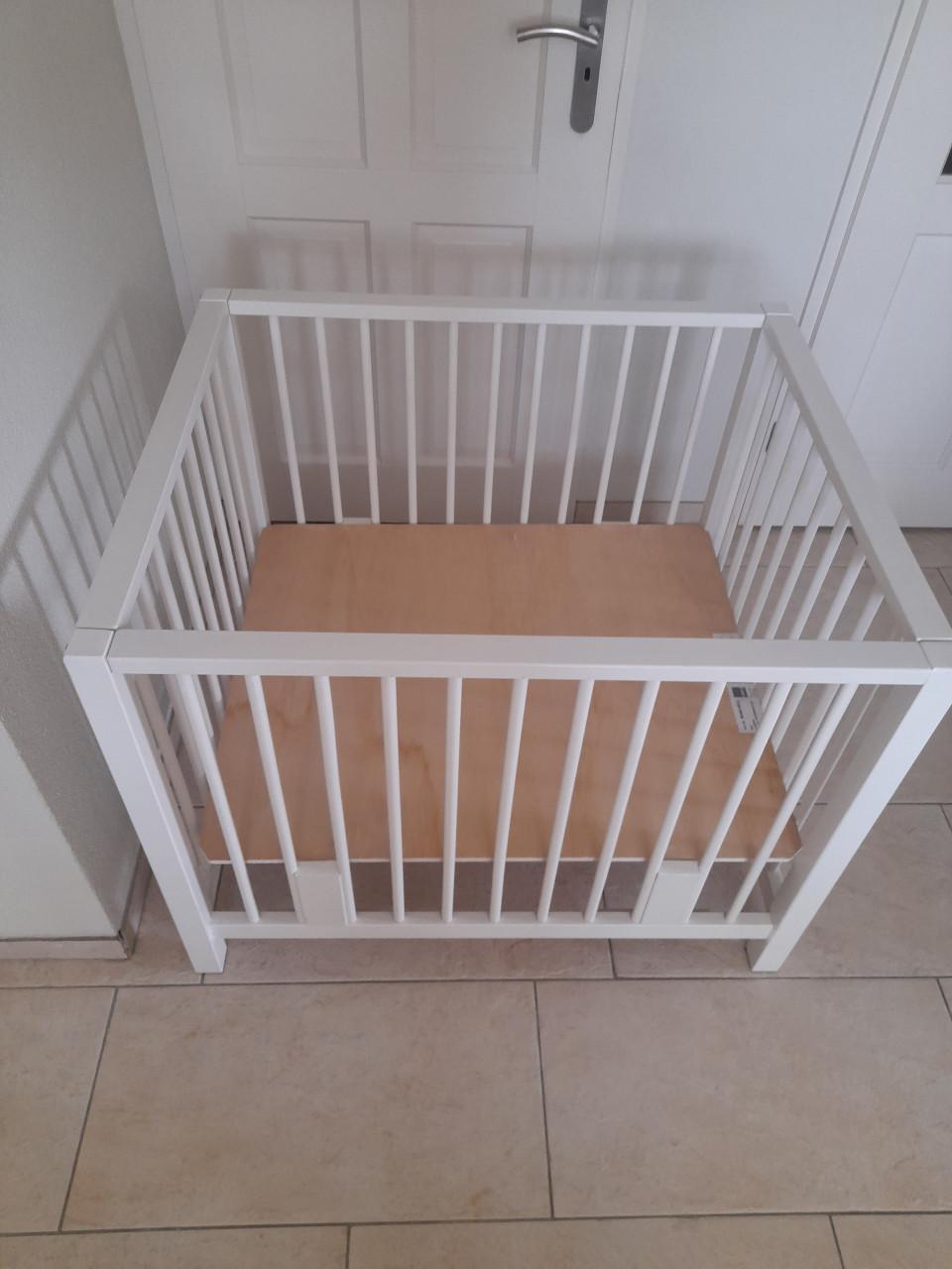 Witte box  (in goede nette staat )in hoogte verstelbaar!