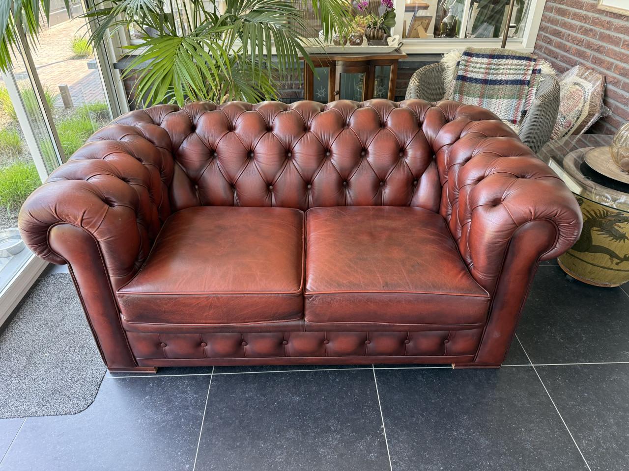 Originele Chesterfield 2-zits bank – nagenoeg nieuw