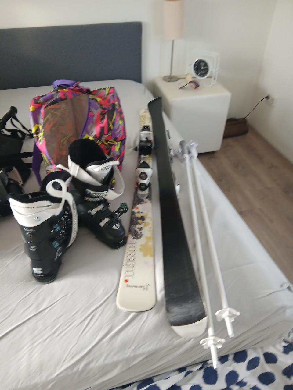 Skies, schoenen, stokken, jack en broek en helm wegens stoppen met skien