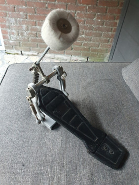 Mooi vintage bassdrumpedaal zware kwaliteit in werkende staat..
