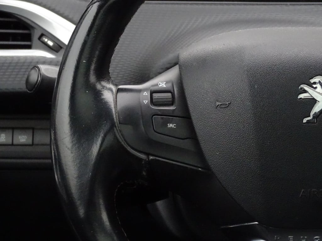 Peugeot 2008 1.2 puretech gt-line | pano | trekhaak | bluetooth | navi