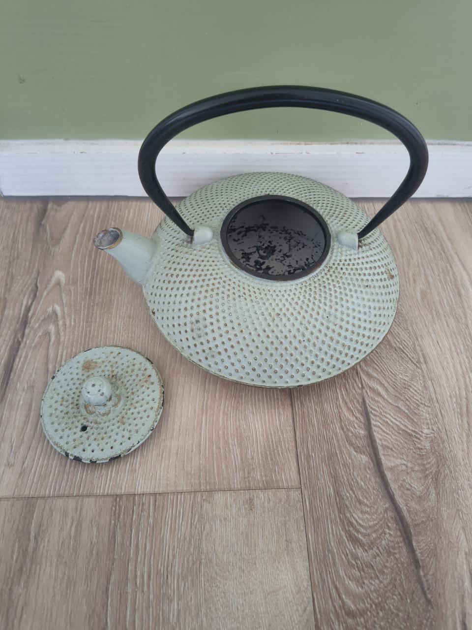 Prachtige groene gietijzeren theepot met hengsel en deksel.