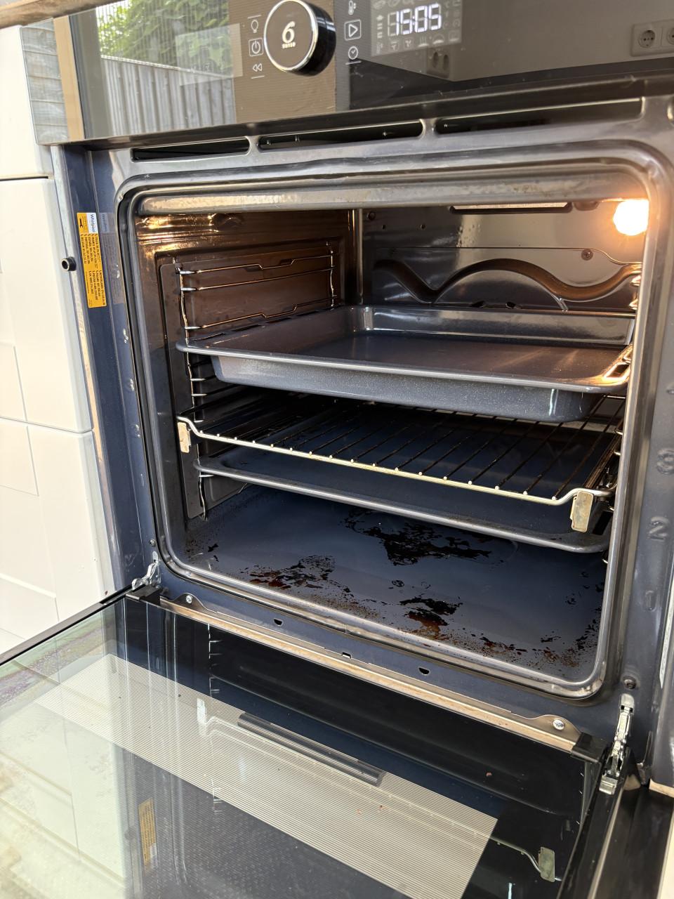 Complete keuken met kookeiland en inbouwapparatuur