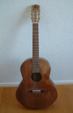 Klassiek  gitaar  goede klank is een oudere goede gitaar die je vlug pakt