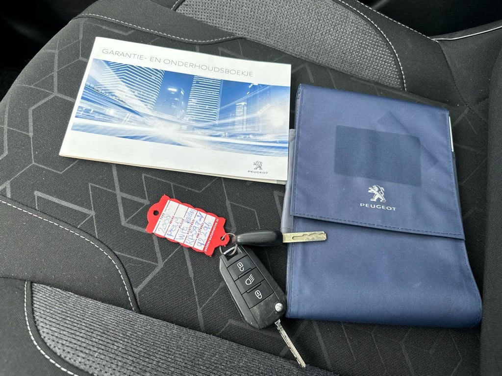 Peugeot 2008 1.2 t blue lion // panoramadak // apple carplay //