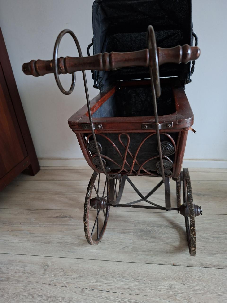 Vintage poppenwagen riet