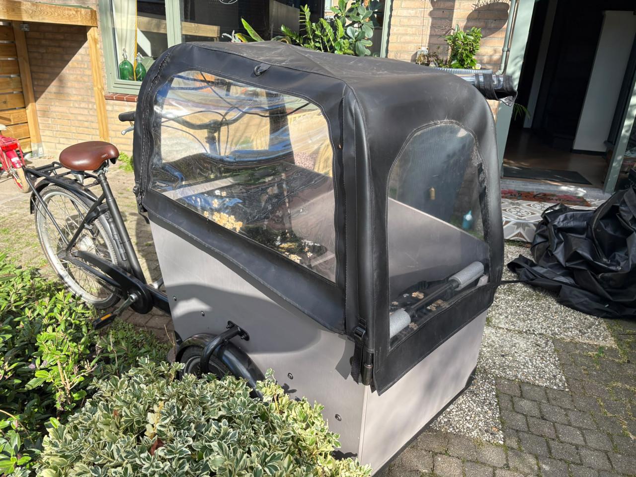 Een mooie Babboe Big Bakfiets met Regentent en Opberghoes