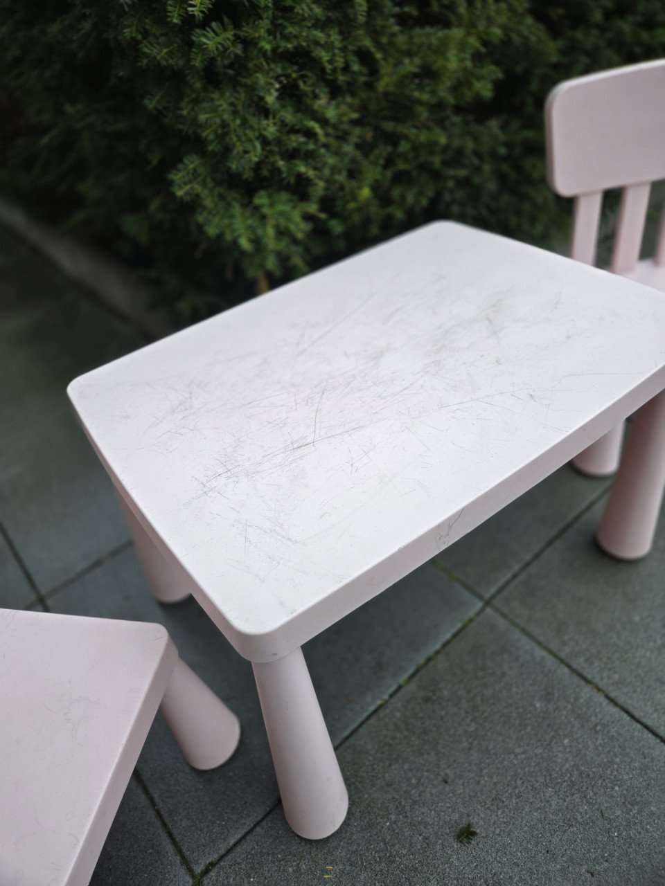 Tafel en 2 stoeltjes Mammut serie Ikea in roze Tafel 77x55 cm