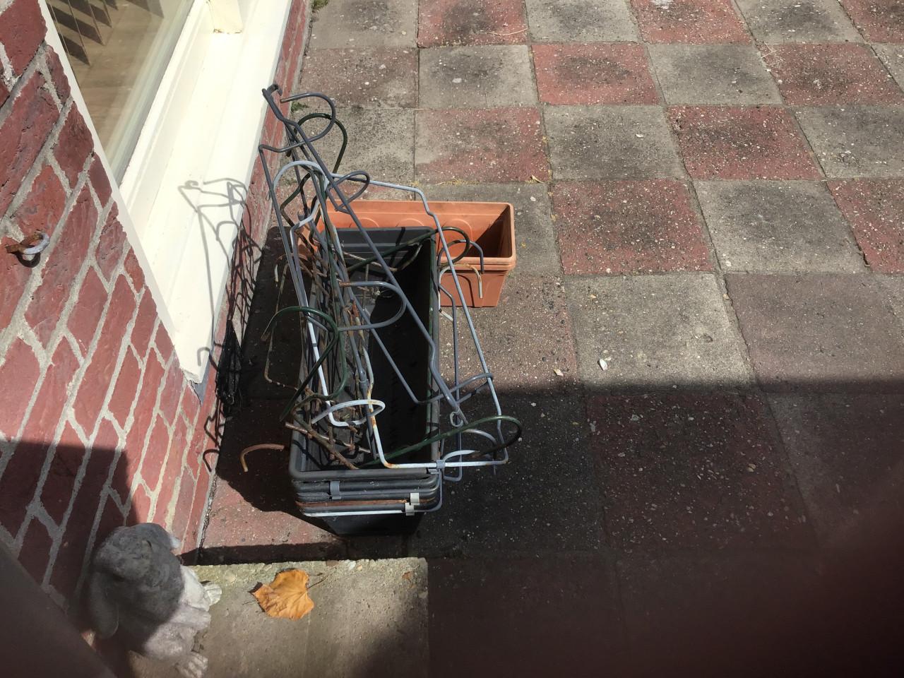 4 Bloembakken hang  zwart .     2 bruine plastic bakken