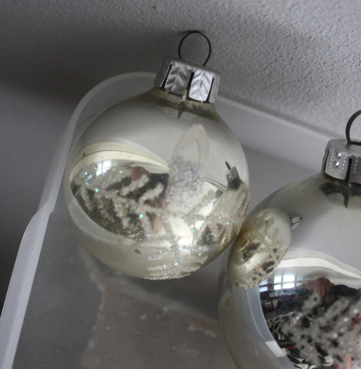 Set van 2 glazen kertballen met kaars print oud
