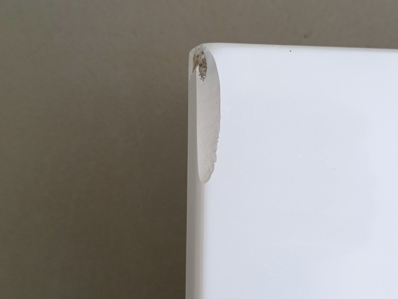 Inbouw wastafel wit. Eigenlijk als nieuw, maar heeft kleine beschadiging