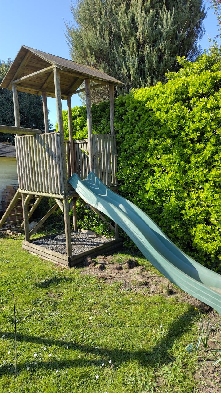 Speelhuisje met glijbaan en schommel