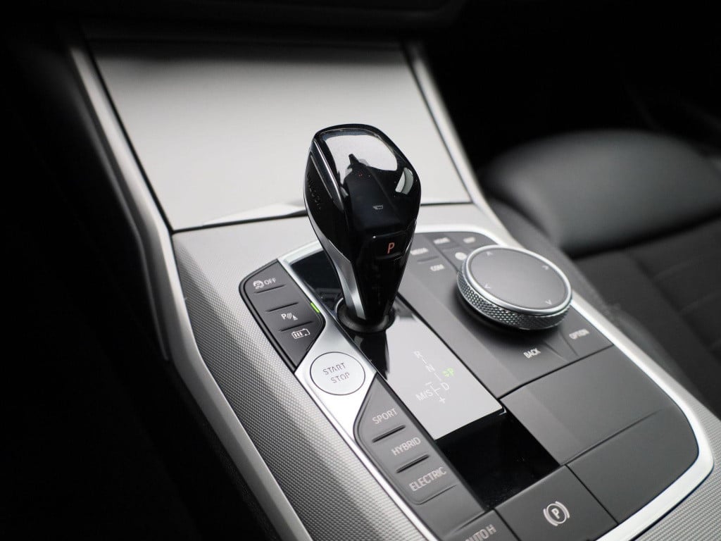 BMW 3-serie 330e | automaat | navigatie | half-leer | adaptive cruise contr