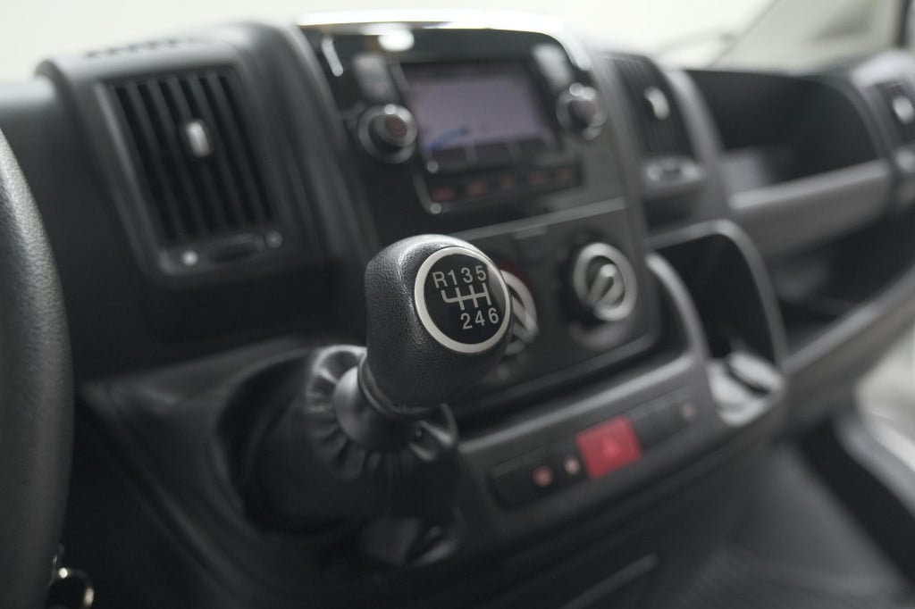 Peugeot Boxer 330 2.2 bluehdi 140 l2h2 premium | navigatie | houtenvloer in