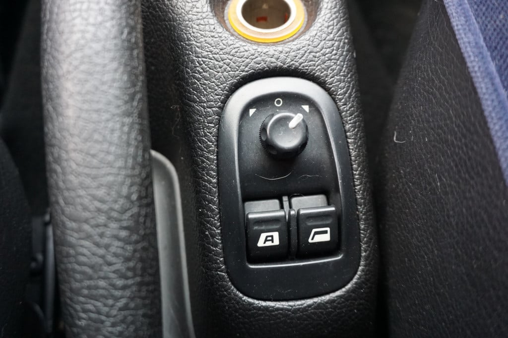 Peugeot 206 1.4 xt automaat - elektr. ramen / nieuwe apk!
