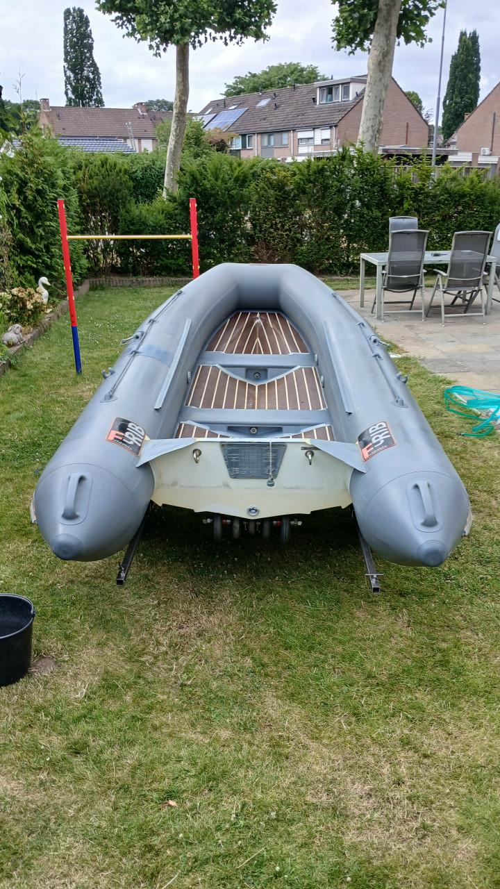 Frib 360 ribboot met kalftrailer en mercury 5pk.