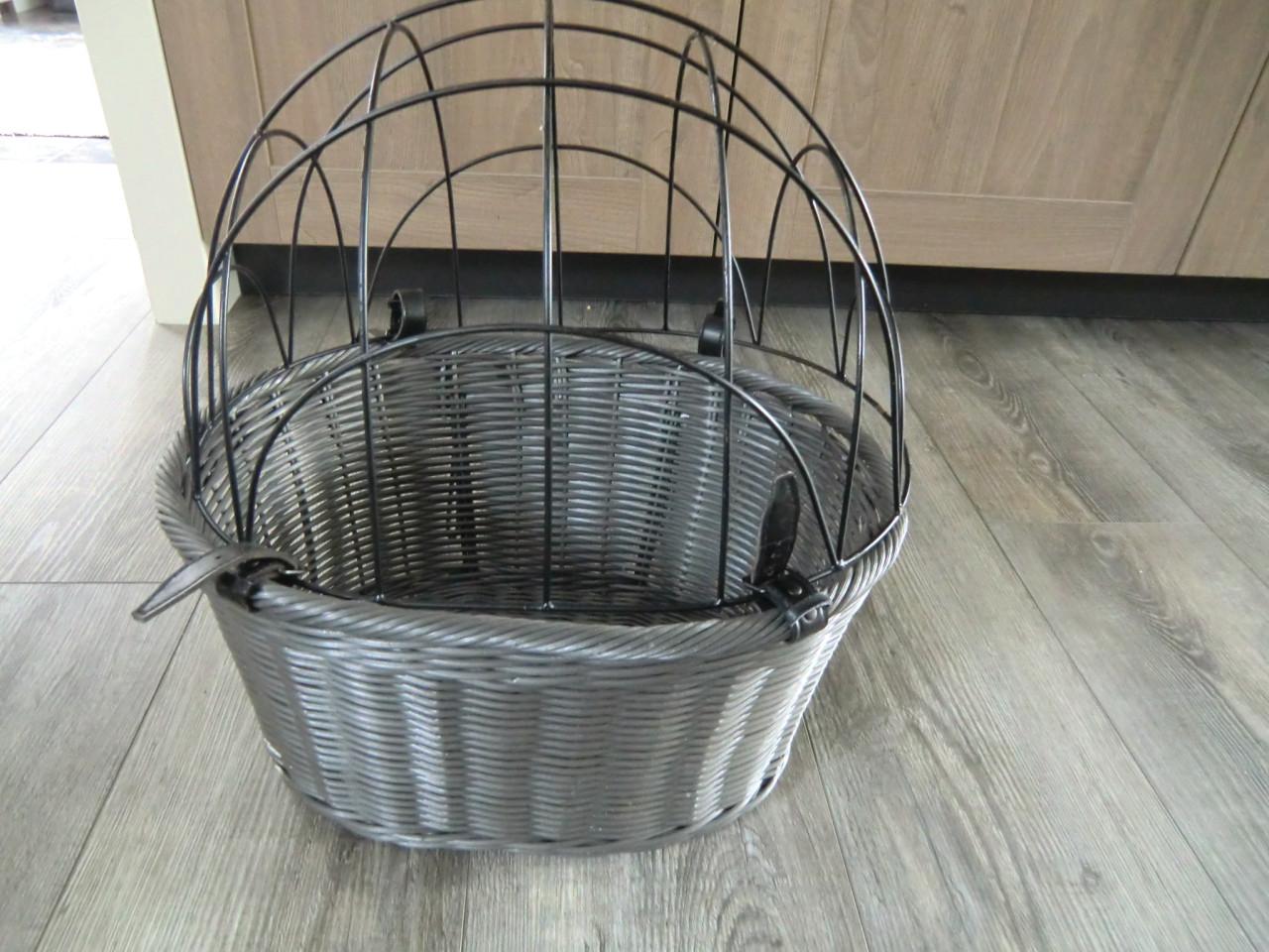 Hondenfietsmand met korf voorop