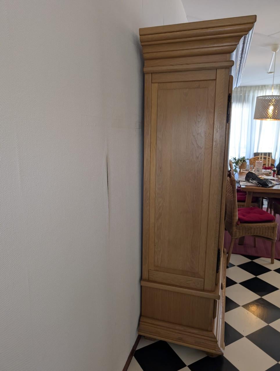 Robuuste houten kast – veel opbergruimte