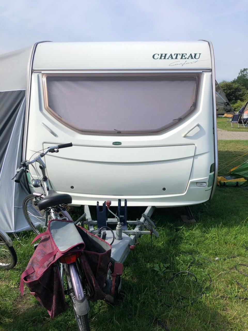 Chateau 466 Carrat  2007 met voortent, fietsenrek en mover