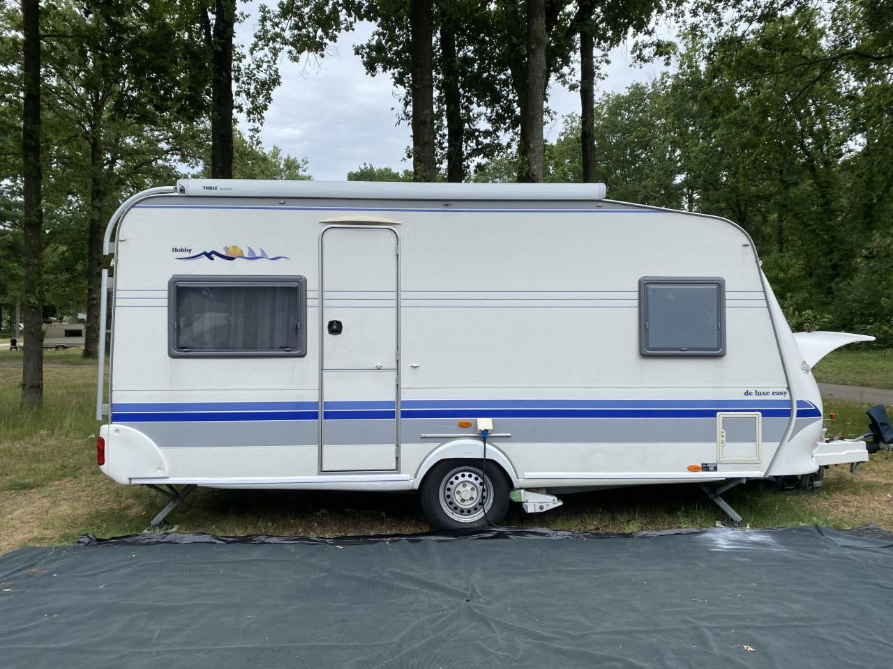 Caravan Hobby 460 UFE met vaste Thule luifel, voortent met losse luifel