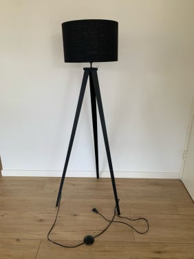 Zwarte staande lamp met kap