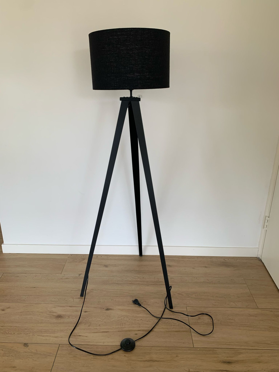 Zwarte staande lamp met kap
