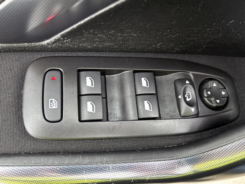 Peugeot 2008 110 pk allure | rijklaar | panoramadak | trekhaak | camera |