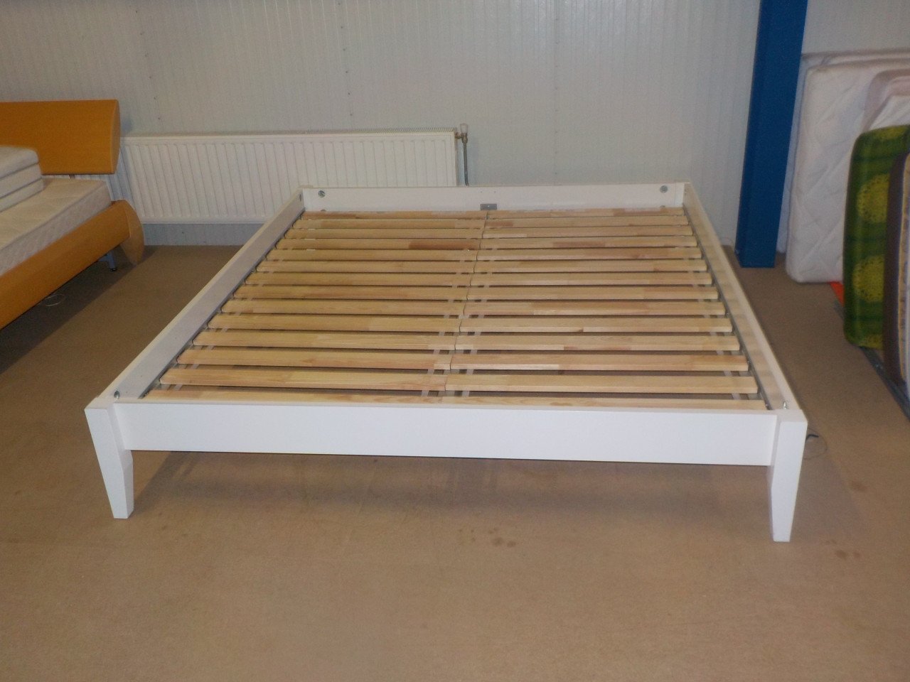 Ledikant met lattenbodems + 2 matrassen in zeer goede staat 180 x 200 cm