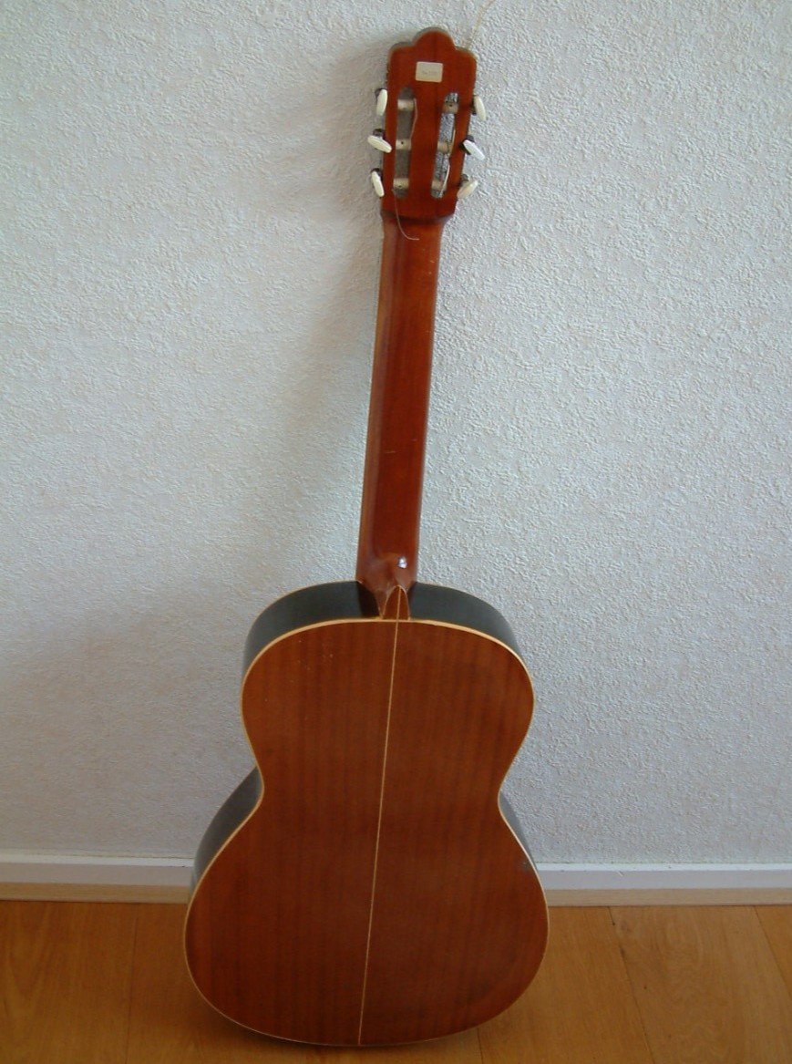 Gitaar met goede klank    houten boven blad   geen triplex met tas