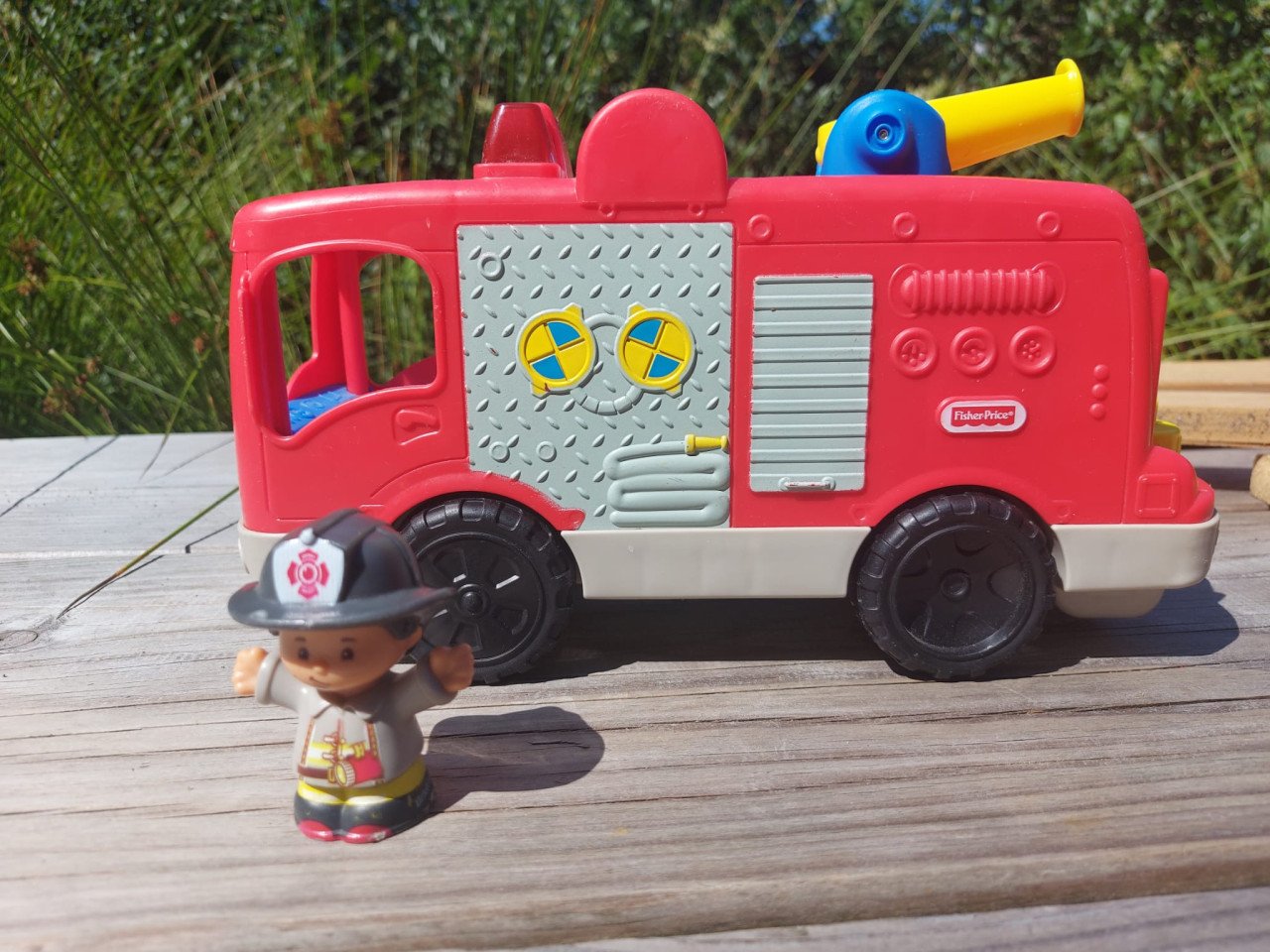 Mooie Fisher Price Little People Brandweerwagen met brandweerman