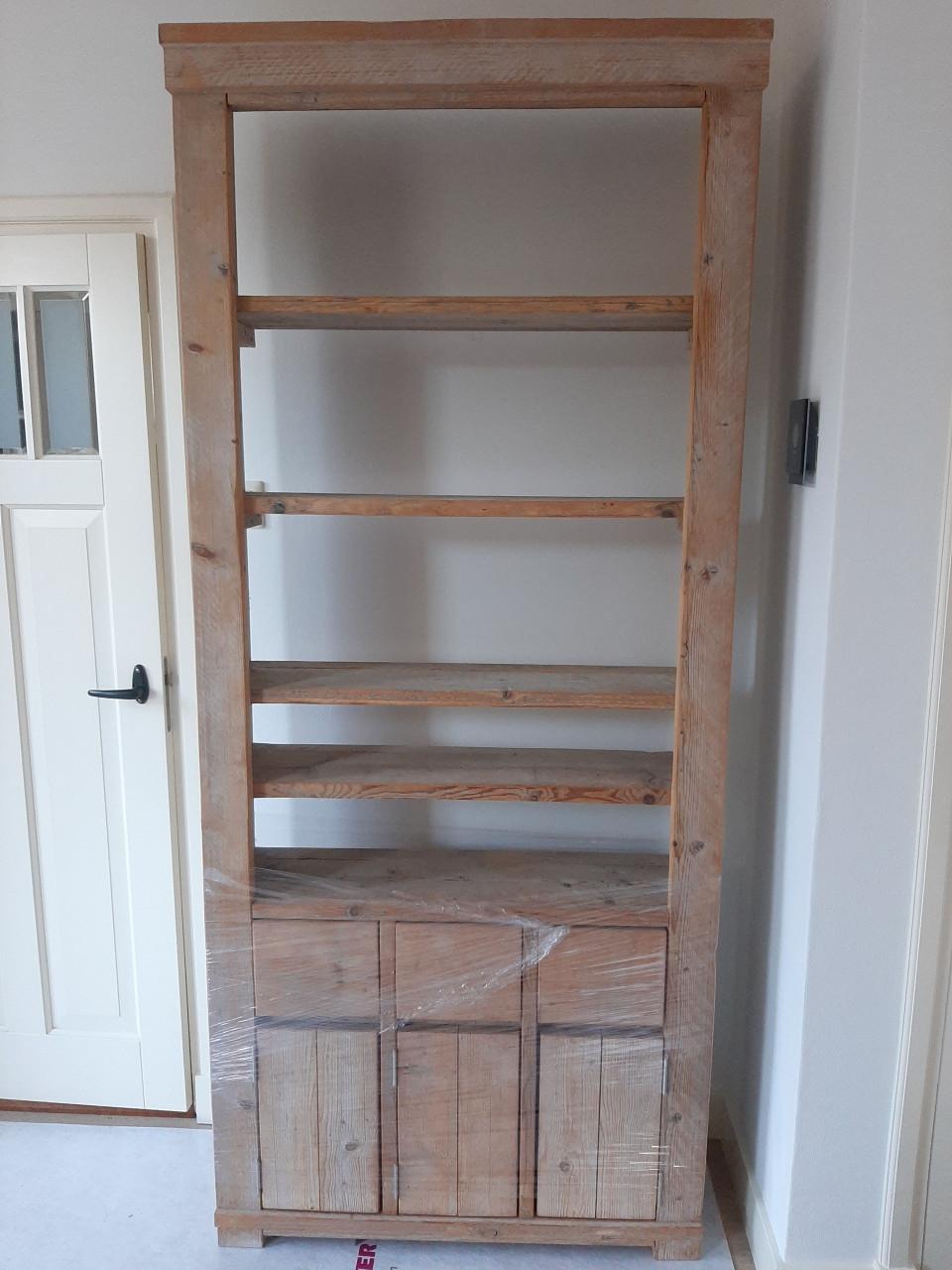 Twee handgemaakte steigerhouten boeken- en opbergkasten