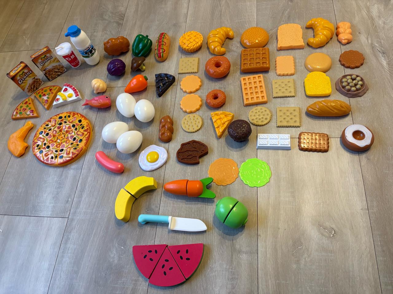 Houten speelkeuken met veel spulletjes