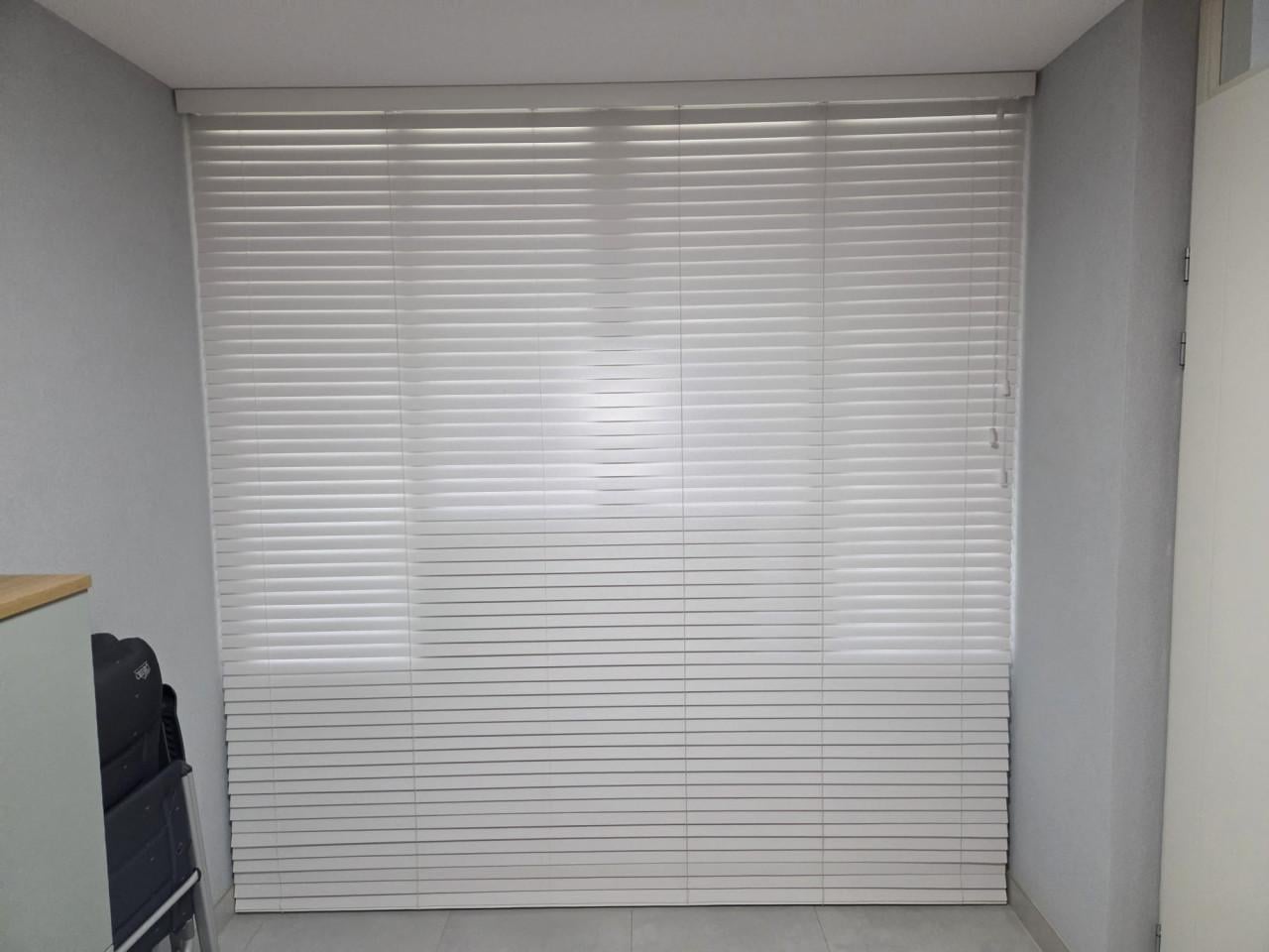 Witte houten jaloezie . Hoog 262.Breed 253.