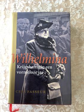 Wilhelmina.  Krijgshaftig in een vormeloze jas.
