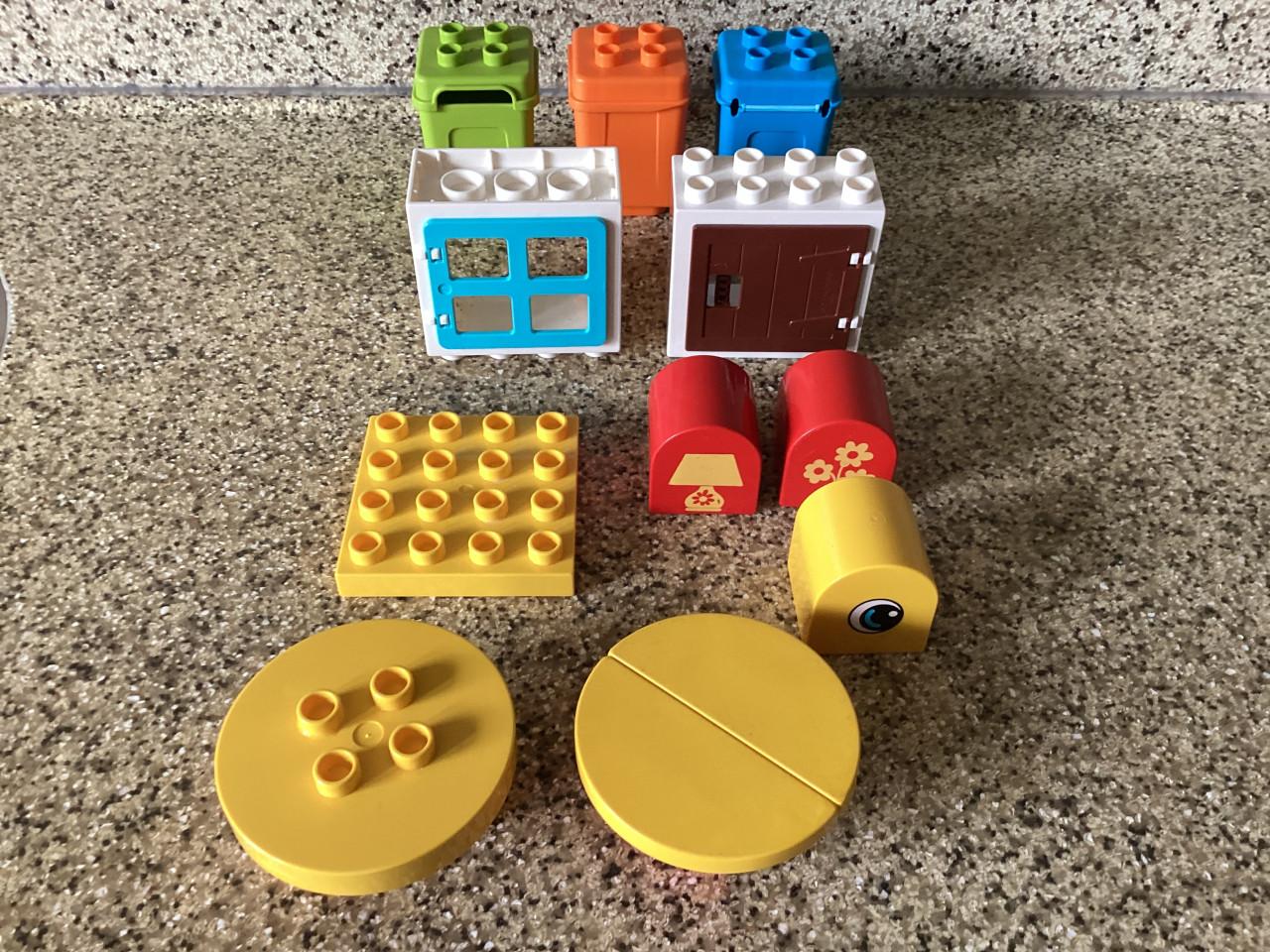 Heel veel Lego Duplo in vele kleuren en maten van blokjes. Poppetjes. Auto