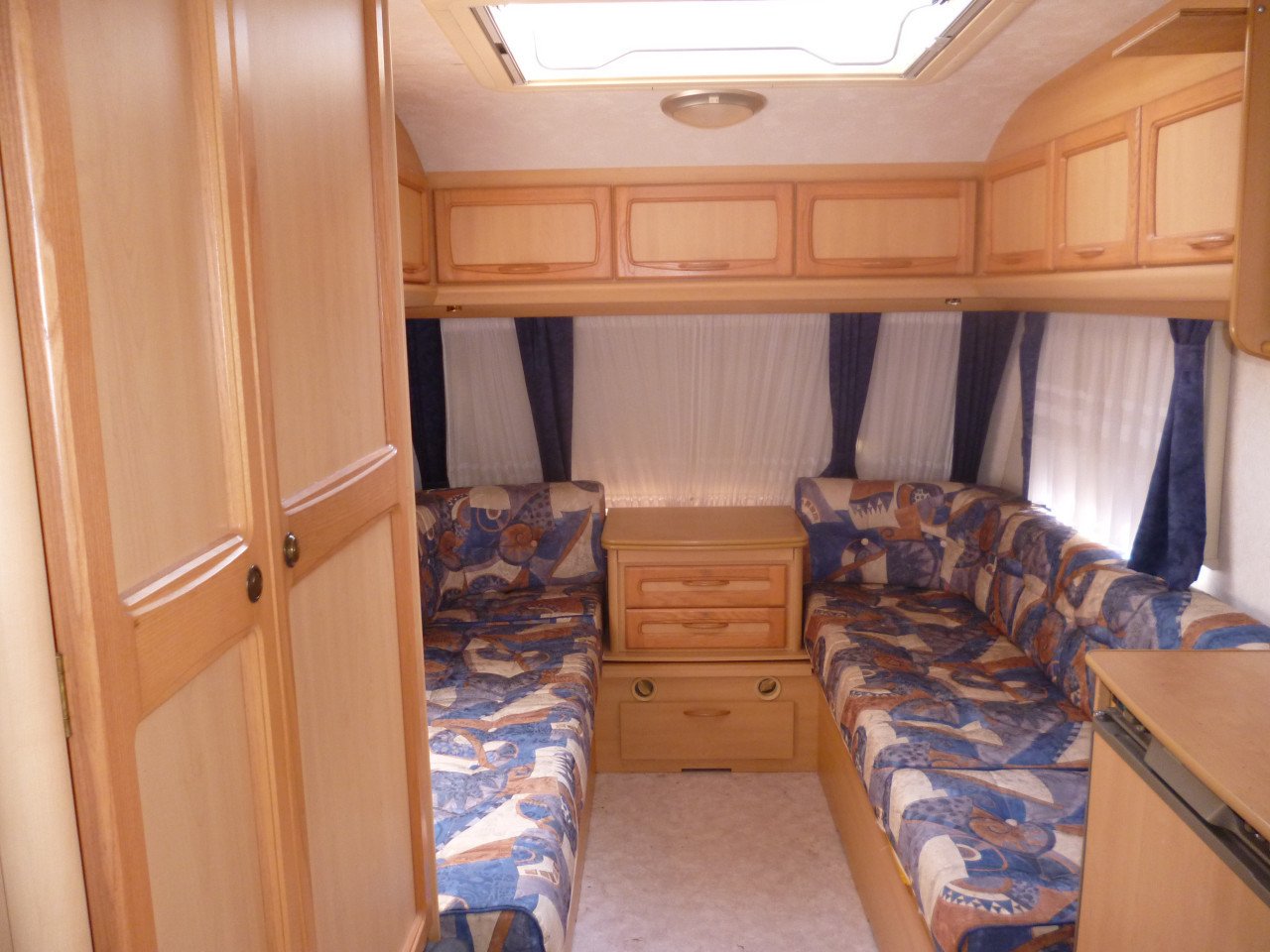 In Pr. St:  HYLANDER 410  PROVENCE   DOREMA LUIFEL MET FRAME EN ZIJSTUKKEN