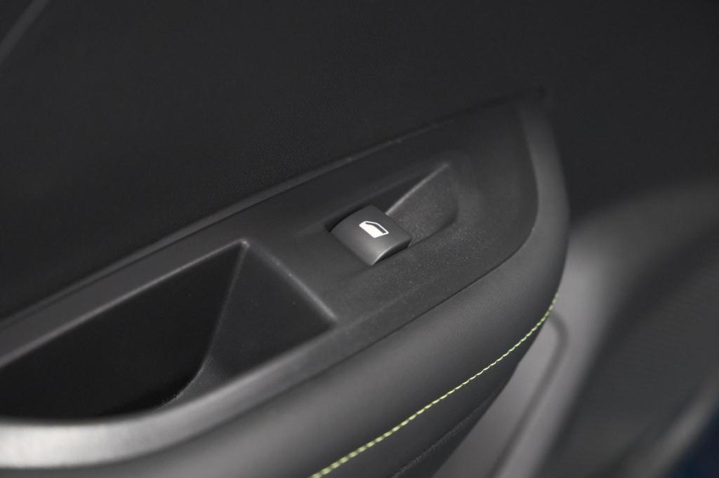 Peugeot 2008 1.2 hybrid 145 gt | camera | apple carplay | parkeersensoren