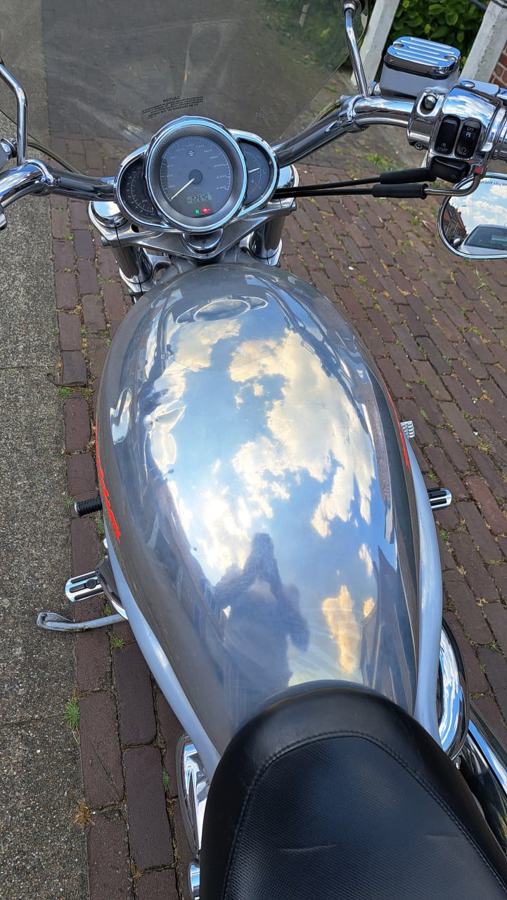 Ze start. Ze gromt. Ze wil asfalt. Geen excuses meer. HD V-Rod VRSCA