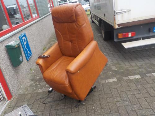 Elektrische leren sta-op relax fateuil met 2 motoren in zeer goede staat