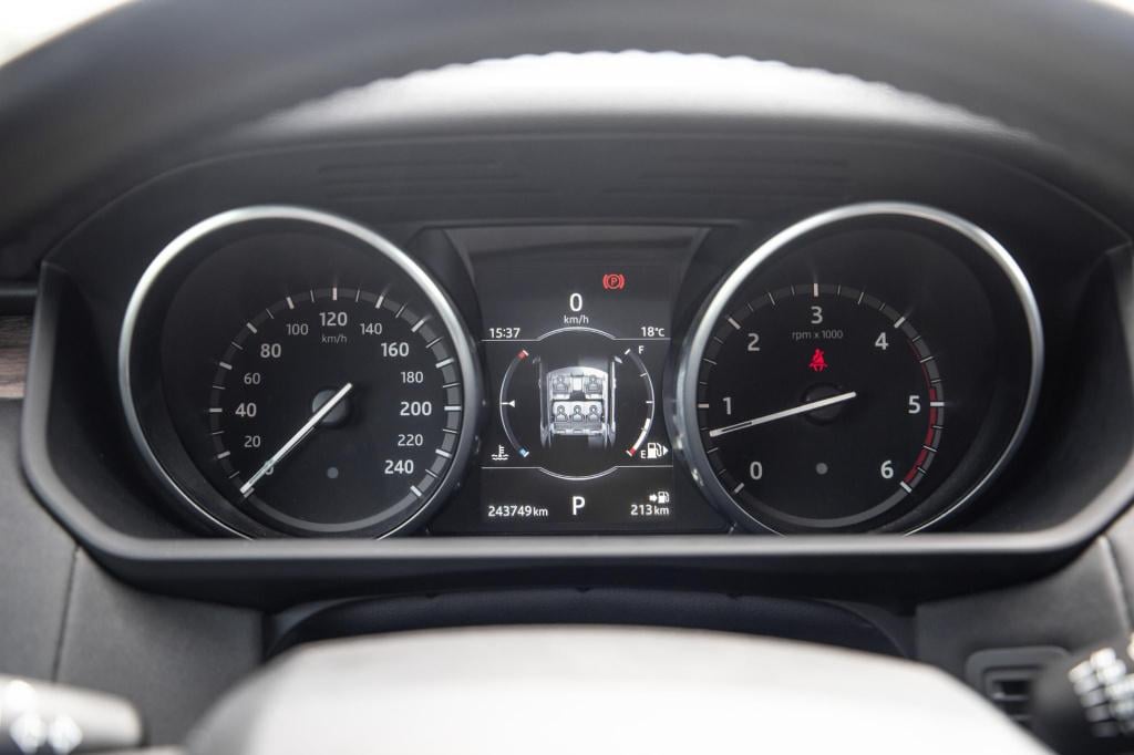 Land Rover Discovery 3.0 td6 hse grijs kenteken / leer / navi / luchtvering