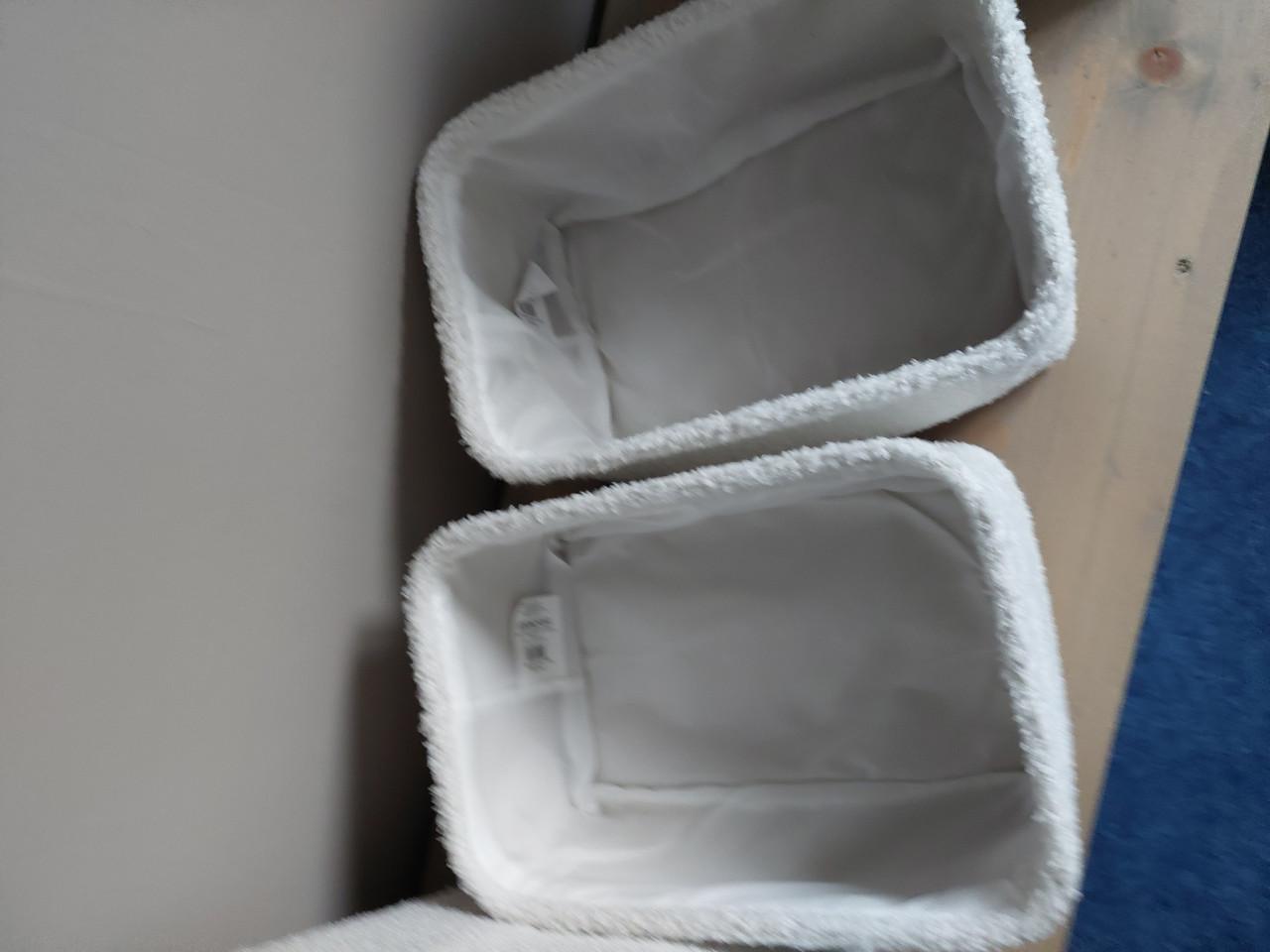 6 witte nieuwstaat manden met teddystof