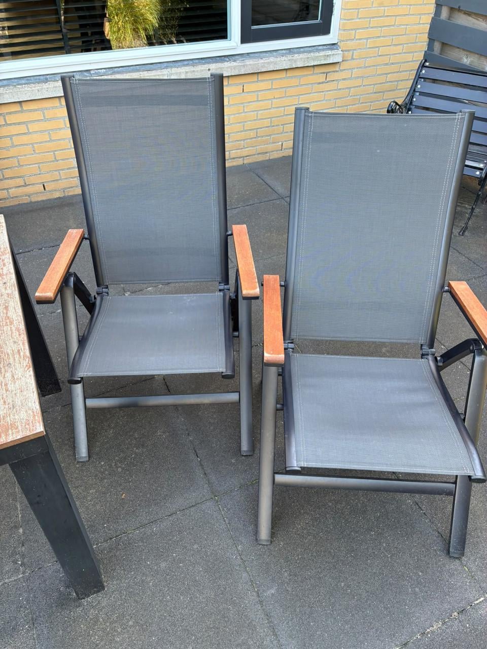Tuinset, tafel met 4 stoelen met kussens met opberghoes