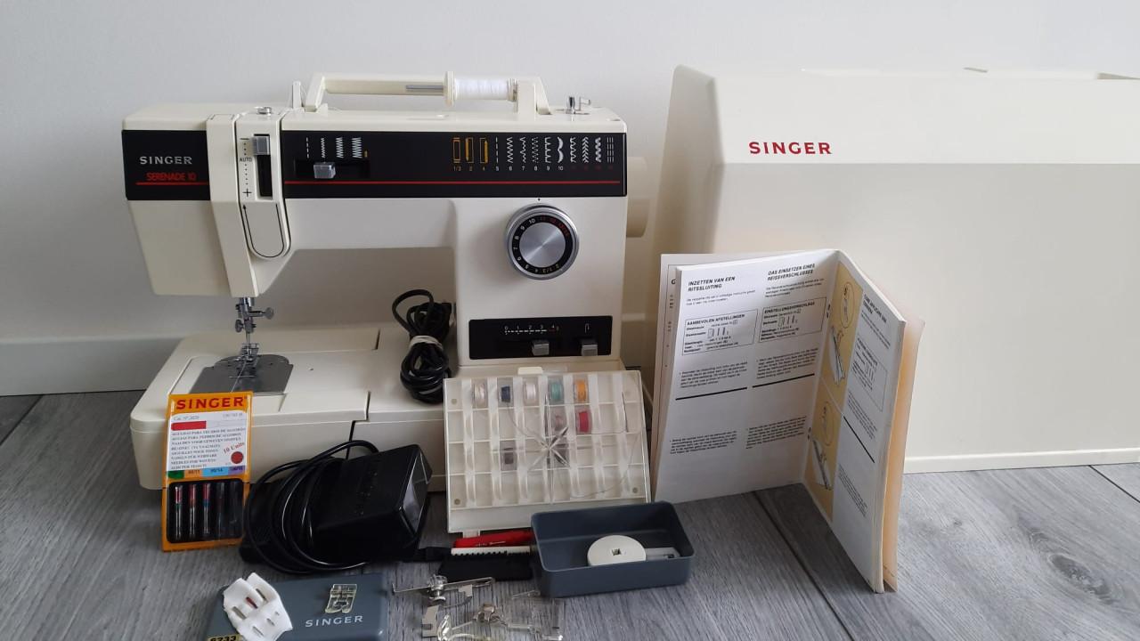 Naaimachine met accessoires