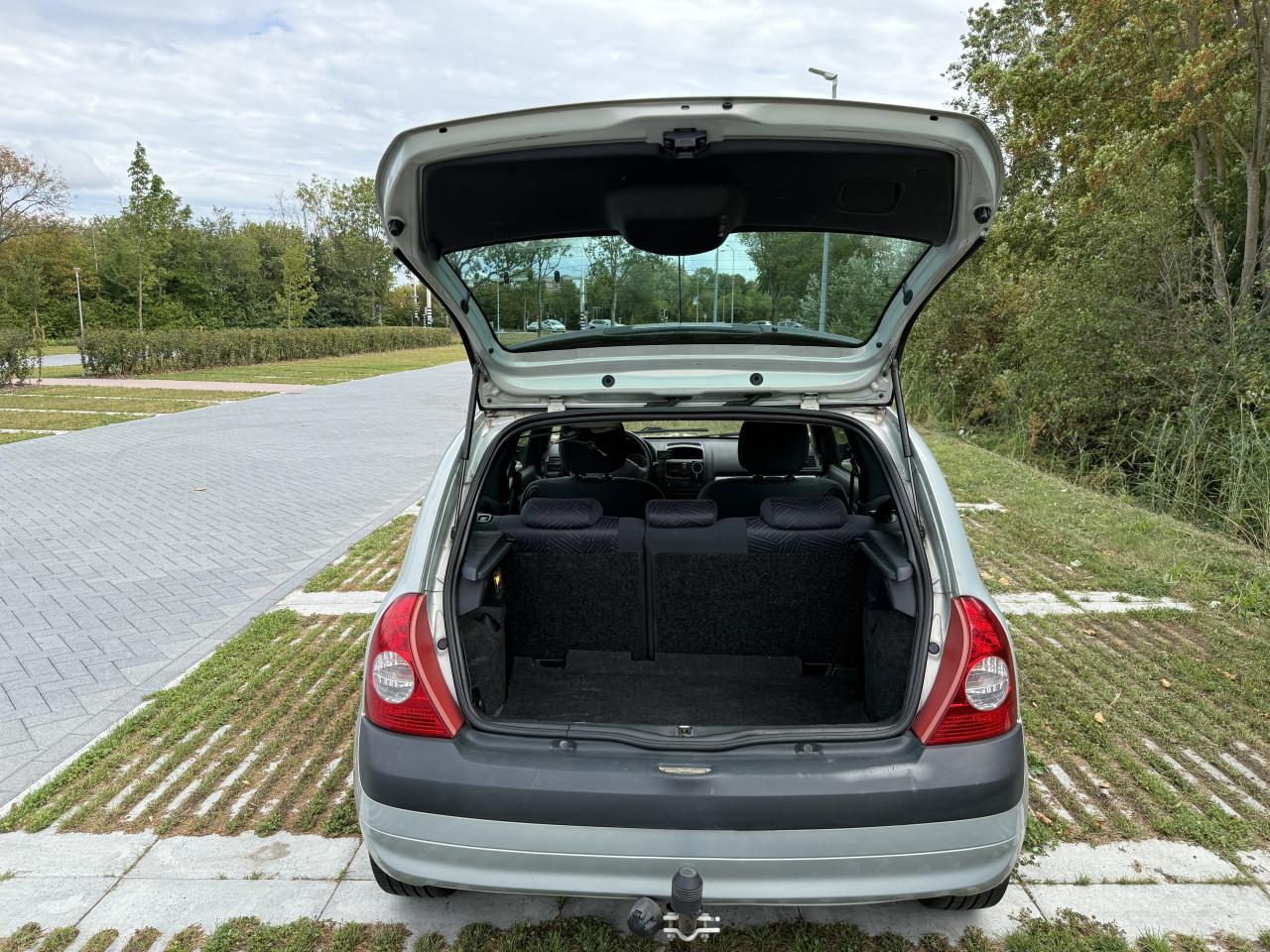 Grijze Renault Clio 1.6 (2004) – 185.000 km – NIEUWE APK (Aug 2027) – Trekh