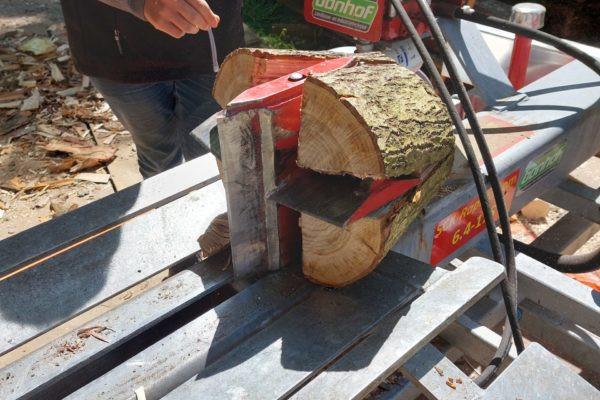 TE HUUR: Dubbelwerkende houtklover/kliefmachine 20 ton