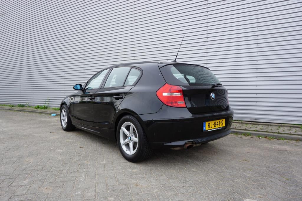 BMW 1 Serie 116i airco / elektr. ramen / parkeers. / lm velgen / apk t/m 09